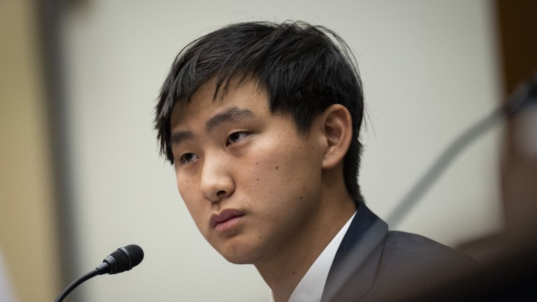 Александър Уанг
2 милиарда долара е станало състоянието най-младият нов милиардер в класацията на Forbes - Александър Уанг. 28-годишният предприемач е главен директор по изкуствен интелект в Meta от 2025 г. Преди това Уанг основава Scale AI - компания за изкуствен интелект, която предоставя услуги по оценка на големи езикови модели за разработване на AI приложения.