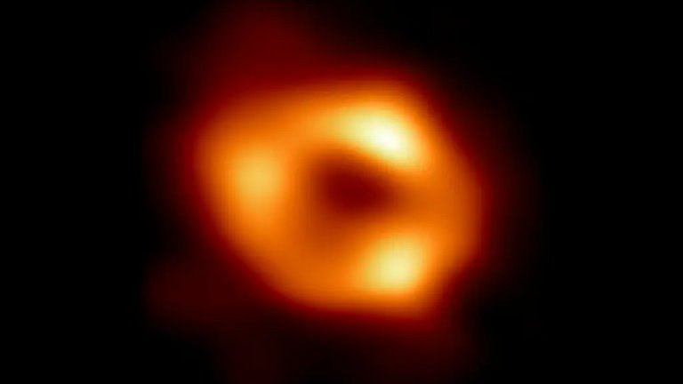 Телескопът EHT е успял да възпроизведе изображение на черната дупка Стрелец A*