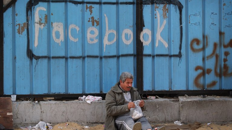 Египет. На стена близо до площад "Тахир" в Кайро през 2011 година с големи букви пише "Facebook". Тогава още изглеждаше, че социалната мрежа може да предизвика революция, като събере много хора на едно място. Нещата вече не изглеждат така: мнението на хората във Facebook вече е почти без стойност