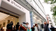 Фенове на iPhone обсадиха на 11 юли 2008-а магазина на Softbank Mobile в Токио от седем сутринта, за да си купят iPhone 3G на Apple. Второто поколение на iPhone - iPhone 3G, излезе на пазара в 21 страни и региони по света 