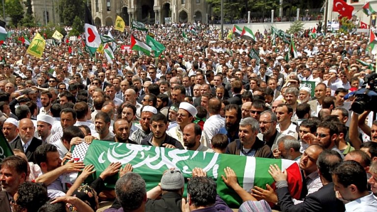 Хиляди протестиращи се стекоха на погребението в Истанбул на Джевдет Киликлар, един от активистите, убити при атаката на израелски командоси срещу кораба с помощи за Газа   