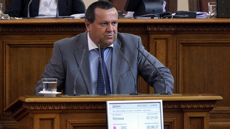 Социалният министър Хасан Адемов се опитва да се справи някакси с популистичните предложения на т.нар. левица