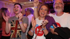 Привърженици на оставането във Великобритания се радват на резултатите от народното допитване