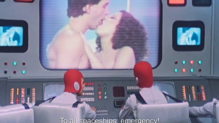 Естествено - бутафорния гениален колаж от сексуални филми от 70-те идва от Франция и е дело на режисьорите Никола Шарле и Бруно Лавен