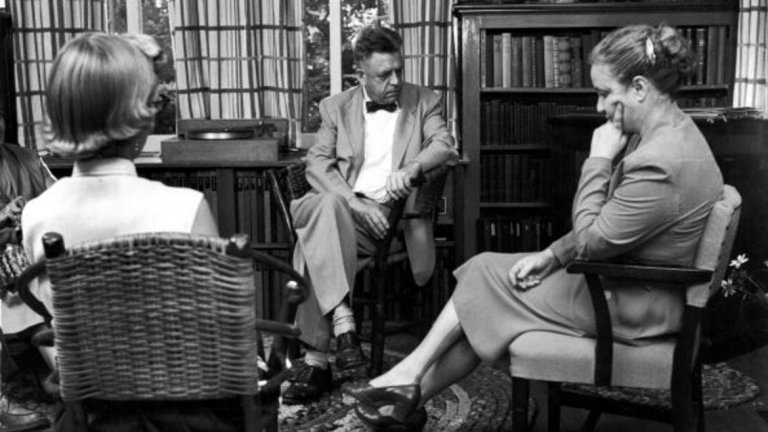 Алфред Кинси (1894-1956)
Ако се интересувате от психологията на секса, няма как да пропуснете името на Алфред Кинси - биолог, професор по ентомология и зоология, и сексолог. Той оспорва общоприетото по това време схващане, че жените не са толкова сексуални, колкото мъжете; разработва и скала за оценяване на сексуалната ориентация от 0 - "изключително хетеросексуални", до 6 - "изключително хомосексуални", с допълнителна позиция за "липса на социо-сексуални контакти или отношения". През 1947 г. той основава Института за изследване на секса в Университета в Индиана, който днес носи неговото име.