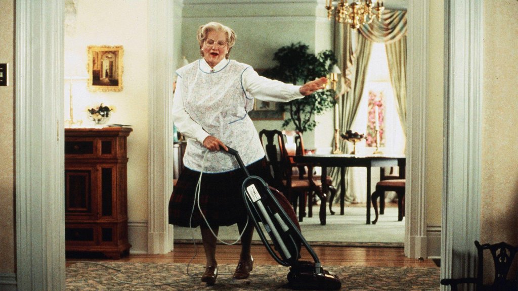 \"Мисис Даутфайър\" (Mrs. Doubtfire, 1993)
Не може без това заглавие. Не бива. Почти 25 години след появата на филма, феновете все още цитират фрази от него. Историята е позната на повечето – мъж приема ролята на ретроизглеждаща и смешна бавачка, за 