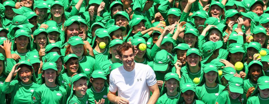 Анди Мъри с децата, които подават топките, за традиционната фотосесия преди началото на турнира.