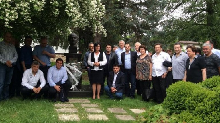 След като от БСП поднесоха цветя пред паметника на комунистическия диктатор Тодор Живков и гордо се снимаха за спомен отпред, някои по-будни хора в социалните медии се запитаха: "Коя година сме, по дяволите?"
E, имаше и доста по-остри реакции...