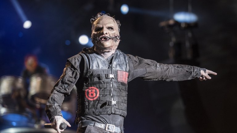 Slipknot - Unsainted
Всеки образ има някакво значение за членовете на групата, която миналата година направи зрелищно завръщане с добре приетия си нов албум We Are Not Your Kind (което в днешно време може да се разбира като "Не сме от вашия вид - хора, които не слагат маски"). Unsainted ни е фаворит заради страхотното интро, така че ви поздравяваме именно с нея.