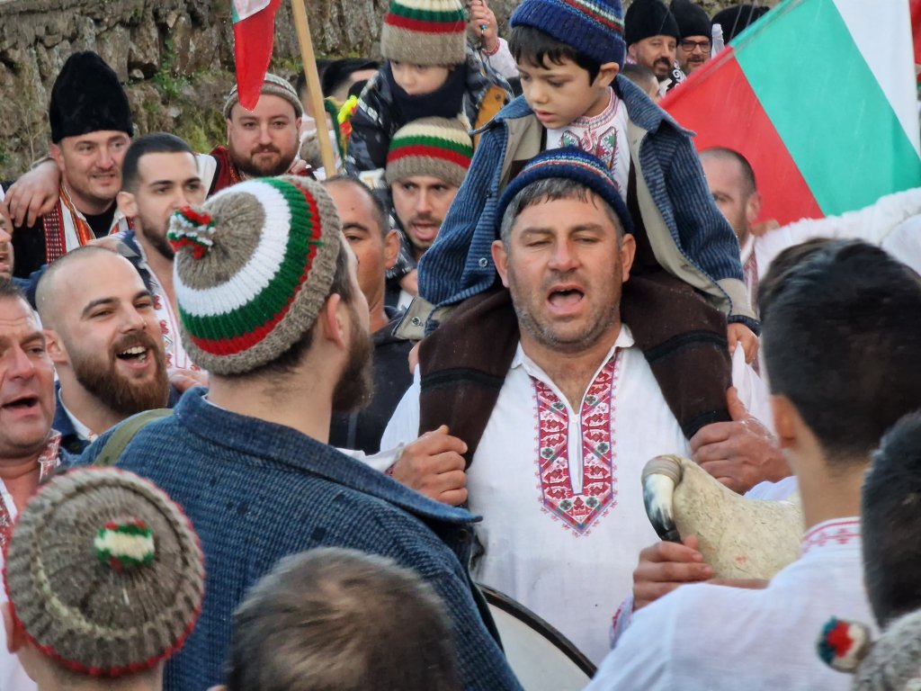 Гражданите на града на Ботев отново влязоха в студените води за традицията си