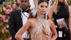 Instagram-ът на тези популярни жени е богат на екзотични кадри по оскъдно или направо никакво облекло и снимките събират десетки лайкове. А с изобилието на толкова гола плът няма как да не привличат тонове внимание, включително и нашето.
Кои са тези знаменитости - можете да видите в галерията:
