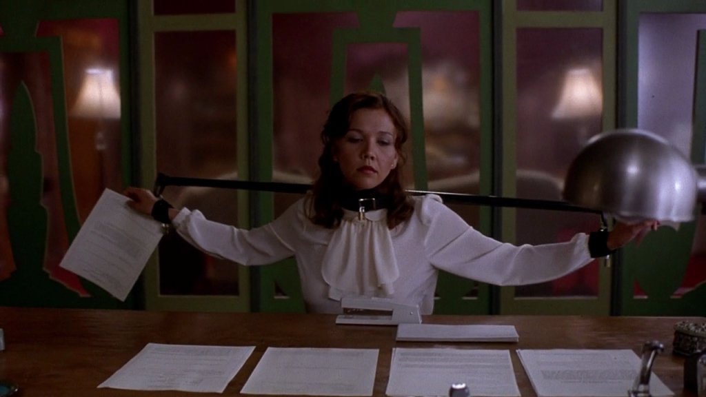 2. “Secretary”  
(2002) 
Никакъв “Fifty Shades of Grey”!  “Secretary” е най-добрият филм в от началото на века на тема BDSM.