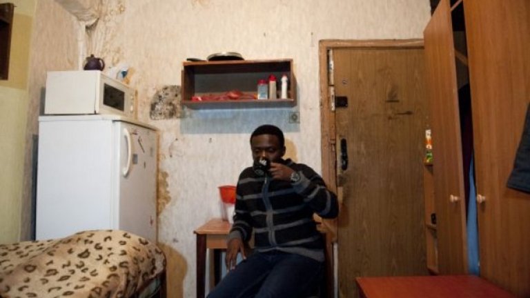 Кудакваше Ндлова е на 25 години и е от Зимбабве. Той споделя стаята си с руски студент. Плаща само 10 долара на месец, но казва, че понякога тече вода от тавана и го е страх да не стане авария с електрическата мрежа