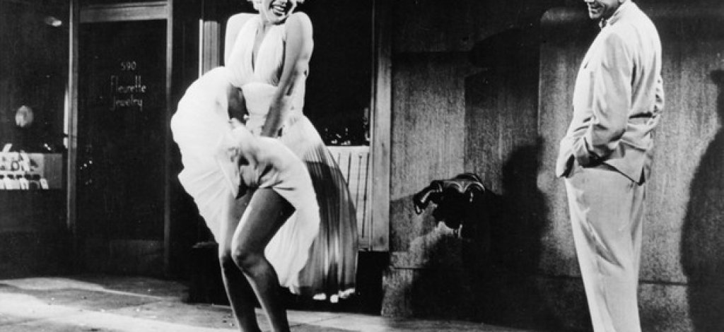 През 1955-та Мерилин Монро участва във филма Тhe Seven Year Itch и се снима с изключително известната си бяла рокля (под която има два чифта бельо - за по-сигурно)
Сцената е първата, която е снимана извън студио, по улиците на Ню Йорк. За съжаление зяпачите вдигат толкова много шум, че се налага преснимане на кадъра в студиото