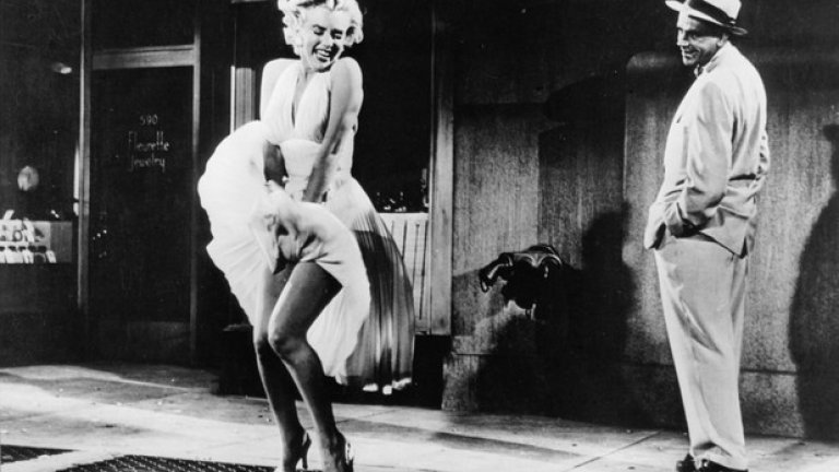 През 1955-та Мерилин Монро участва във филма Тhe Seven Year Itch и се снима с изключително известната си бяла рокля (под която има два чифта бельо - за по-сигурно)
Сцената е първата, която е снимана извън студио, по улиците на Ню Йорк. За съжаление зяпачите вдигат толкова много шум, че се налага преснимане на кадъра в студиото