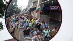 Дъждът в София не уплаши протестиращите в София