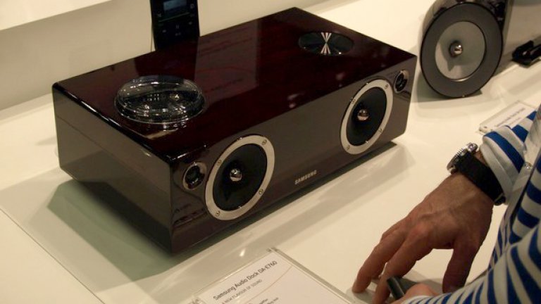 Раиран промотьор от Nokia се диви на Samsung Audio Dock DA-E760. 100W, вакуумни лампи и всичко друго, което могат E560 и E660 - Galaxy, iPhone, Bluetooth...