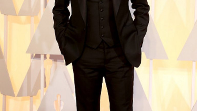 Брадли Купър беше несъмнено елегантен в черния костюм от три части и получи ДА-то на критиците