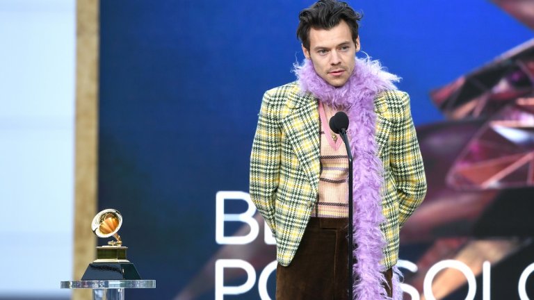 Хари Стайлс
Ако трябва да си представим икона - олицетворение за все по-навлизащата в гардеробите ни джендър-бендър модата, без съмнение това е Хари Стайлс. Мокрият сън на цяло поколение тийнейджъри не веднъж е показал, че граници между половете няма, поне що се отнася до облеклото. Той не се е стеснявал да посегне към типични “дамски” дрехи и аксесоари, превръщайки се в първия мъж, позирал по рокля за корицата на Vogue.