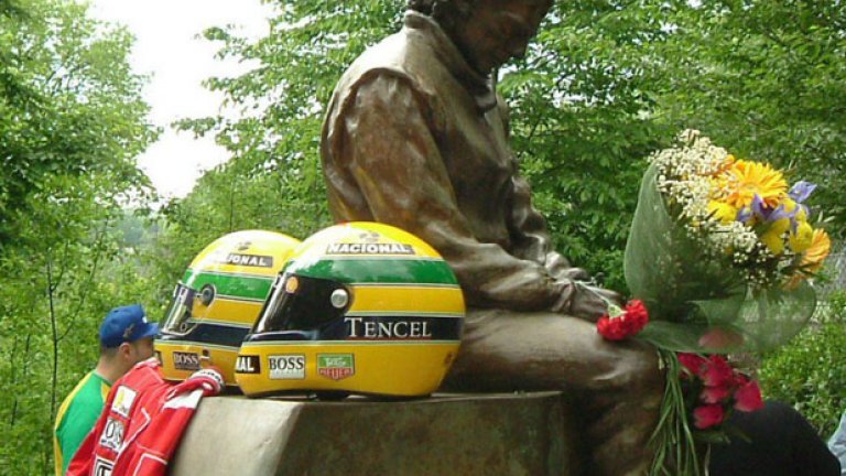 Ето го Сена в "Имола"... Завинаги седнал и замислен край пистата, където загина.