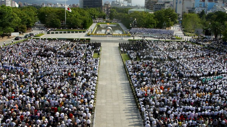 Хиляди се събират всяка година, за да почетат годишнината от ужаса в Хирошима.