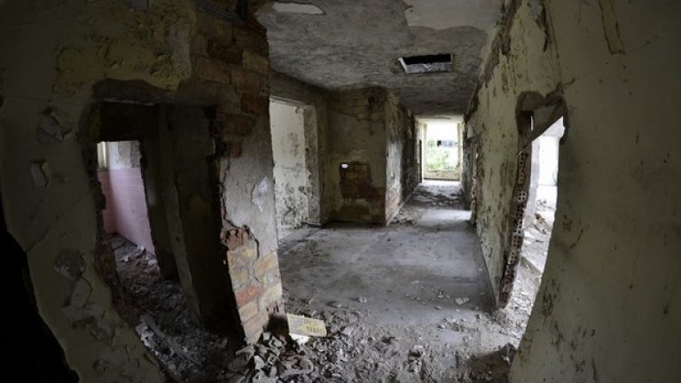 Звукът от стъпките отеква сред тягостната тишина на полуразрушените коридори в администрацията