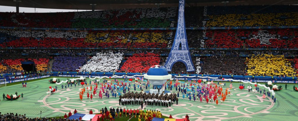 Краят на церемонията - флаговете на всички 24 държави на Евро 2016, а пред тях - Айфеловата кула
