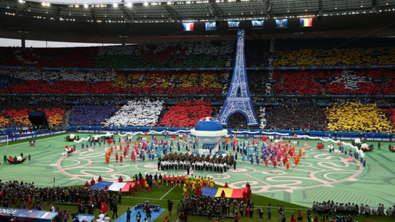 Краят на церемонията - флаговете на всички 24 държави на Евро 2016, а пред тях - Айфеловата кула
