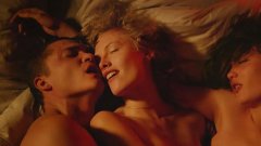 Любов (2015)

Във филма на Гаспар Ное сюжетът е на заден план и отстъпва на горещите сцени, които са шокиращо детайлни, право пред очите на зрителя и заснети в чудно 3D. Нищо не е оставено на въображението, а сексът е съвсем истински – което не помогна на критиката да хареса филма.
