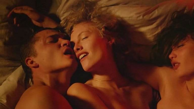 Любов (2015)
Във филма на Гаспар Ное сюжетът е на заден план и отстъпва на горещите сцени, които са шокиращо детайлни, право пред очите на зрителя и заснети в чудно 3D. Нищо не е оставено на въображението, а сексът е съвсем истински – което не помогна на критиката да хареса филма.