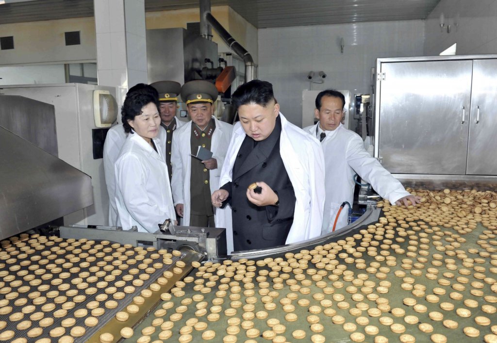 kim-jong-un-foodstuff-factory-no-354