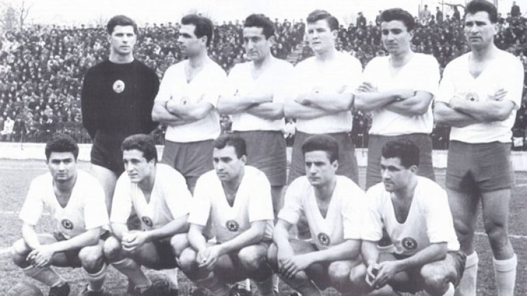 Никола Цанев, магьосникът с топката - втори отляво на предния ред на снимката.
Кольо Цанев си отиде на 65 години през 2004-а, но остави спомени за велики голове и мачове с ЦСКА. Игра малко за националния тим - едва 8 двубоя...