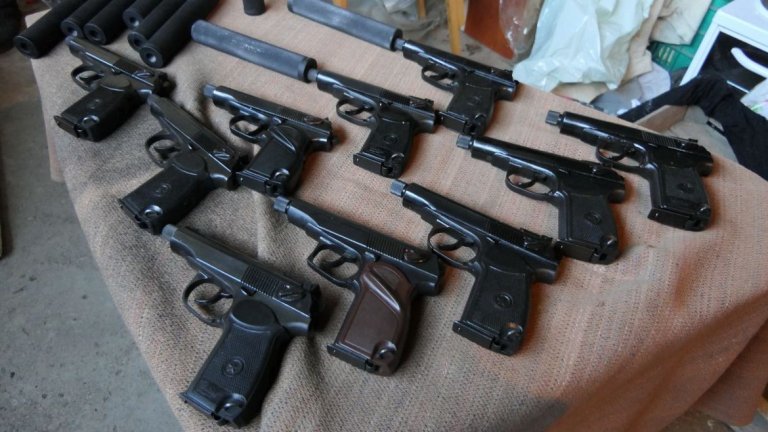 ГДБОП откри десетки автомати, пистолети и голямо количество боеприпаси в гараж в София