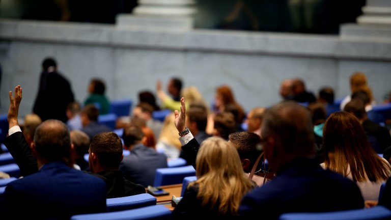 Първо заседание след ваканцията: Депутатите се събраха в новата си сграда (снимки)