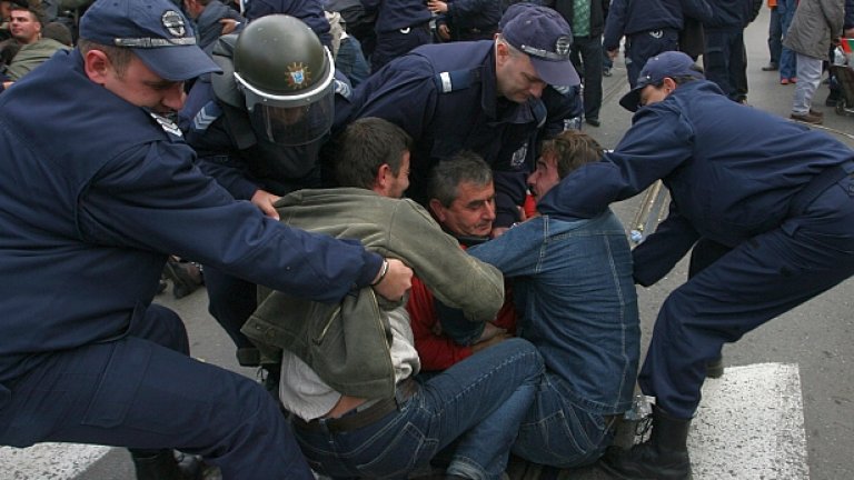 Полицаи разгонват протест на млекопроизводители