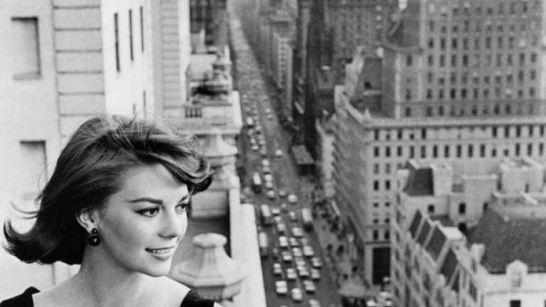 Целият живот на Натали Ууд
Животът на актрисата Натали Уус прилича на една голяма скандална холивудска история. Тя започва да играе още като дете (в Miracle on 34th Street), след което получава тийн-роли в Rebel Without a Cause, West Side Story и Splendor in the Grass. 
И докато кариерата й върви нагоре, изглежда нищо не е наред в живота й. 
Първо Кърк Дъглас е обвинен, че я е изнасилил брутално, въпреки че обвиненията така и не са доказани. Но това, което е ясно е, че едва на 14 години Натали Ууд има връзка с режисьора на Rebel Without a Cause, който по това време е на 44 - и с това си осигурява роля във филма. По-късно тя се омъжва за актьора Робърт Вагнер, след това се развеждат... За да сключат брак отново след няколко години. Но това също не е кой знае колко странно – в крайна сметка Елизабет Тейлър и Ричард Бъртън също се женят за втори път. Най-странното е, че след като се събират двамата отиват на пътешествие с яхтата си... От което Натали Ууд никога не се връща. 
Тя e намерена удавена - и със странни рани по тялото. По-късно Вагнер признава, че двамата са имали скандал, преди Натали да изчезне. Смята се, че става дума за инцидент, но през 2011-та случаят отново е отворен за разглеждане.