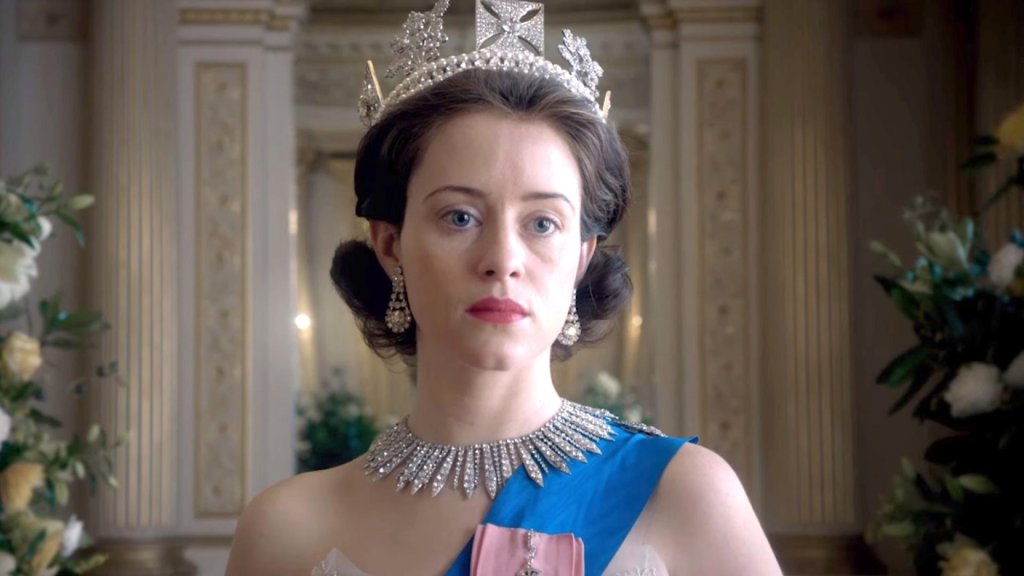 Клеър Фой, The Crown
Клеър Фой е един от най-добрите износи на Англия към Америка за последните няколко години. Тя излъчва класа, финес, има осанка на кралица и чувство за хумор. Може би именно затова в последните 2 години я гледаме в продукции,