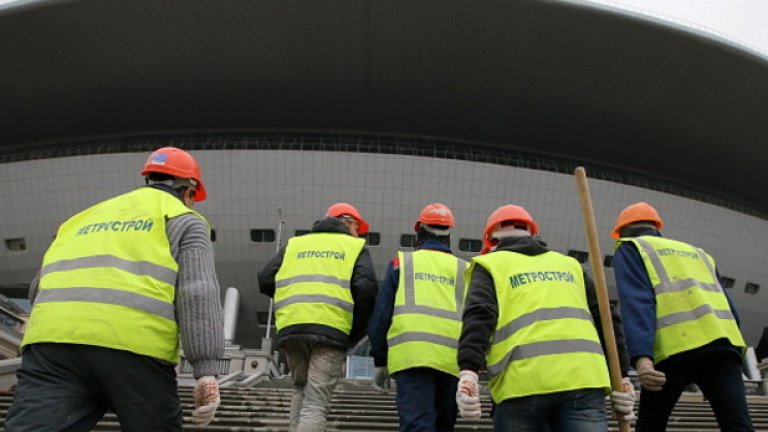 Стадионът все още не е довършен, но строителите ще изпробват терена