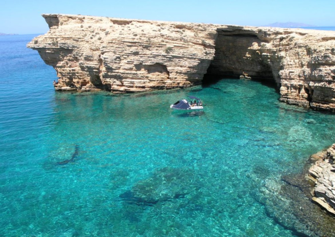 Куфонисия, ГърцияКуфонисия са два гръцки острова от малките Циклади. Островът е известен с уникално красивите си плажове и техните смарагдови води. Повечето от жителите са и рибари. А населението е само от 340 жители, като вторият от двата острова е необитаем. Там има само един ресторант и летни къщи.