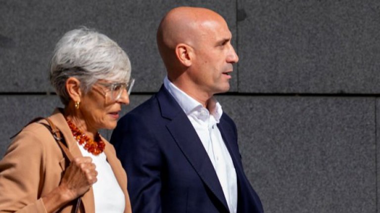 Задържаха Рубиалес още със слизането от самолета на летището (видео)