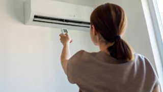 И на да го оставим ли да работи, когато излезем от дома