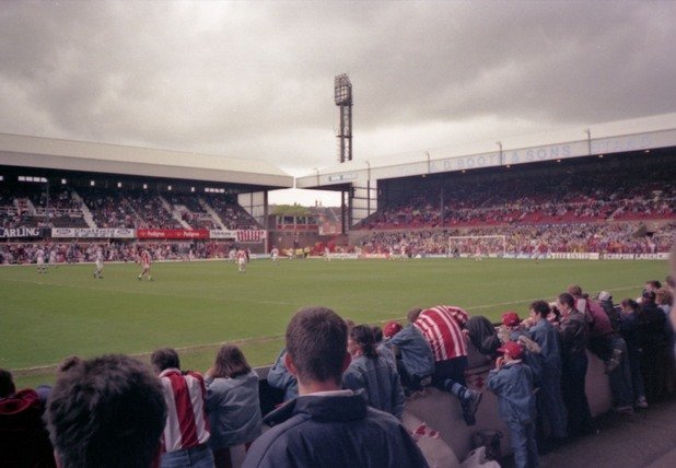 Стадионът бе обичан от феновете като техен дом, преди да бъде затворен преди 17 години.