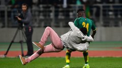 Един от феновете дори сграбчи и събори футболиста на Сенегал Ламине Гасана.