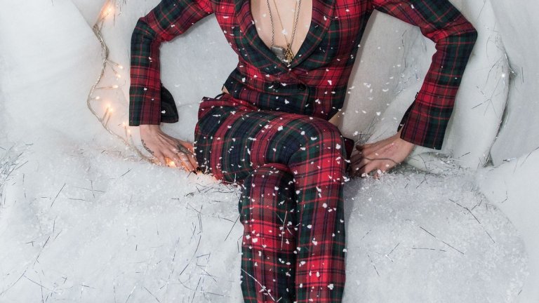 Делевин се ражда в Лондон, в богатото семейство на строителния предприемач Чарлз Хамар Делевин и неговата съпруга Пандора Ан Делевин. Заедно с двете си по-големи сестри - Клои и Попи - Кара израства в Белгрейвия (Belgravia) - един от най-престижните и скъпи квартали в Лондон и съответно в света.