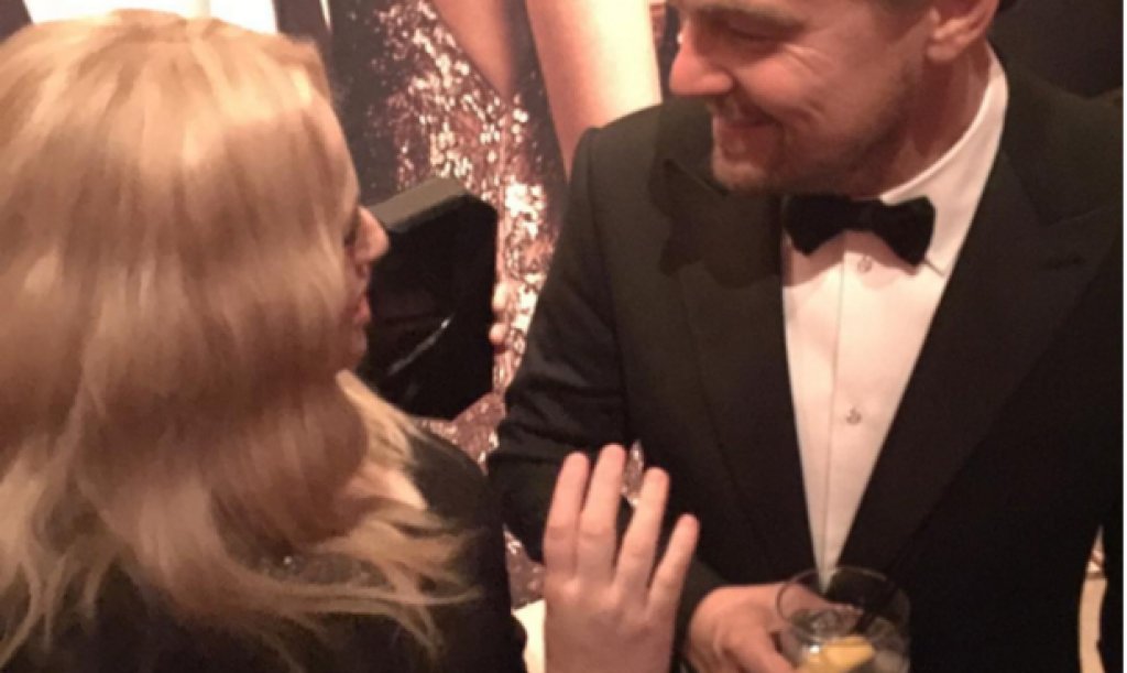 Актрисата Ребел Уилсън пипа Леонардо ди Каприо за късмет. Снимка, която си е за споделяне в Instagram