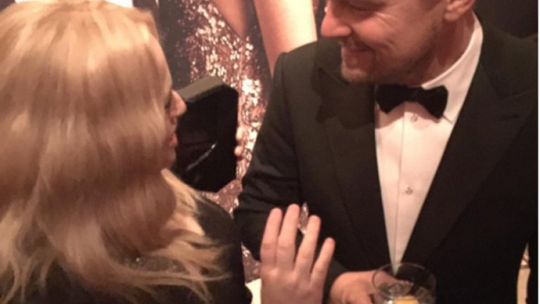 Актрисата Ребел Уилсън пипа Леонардо ди Каприо за късмет. Снимка, която си е за споделяне в Instagram
