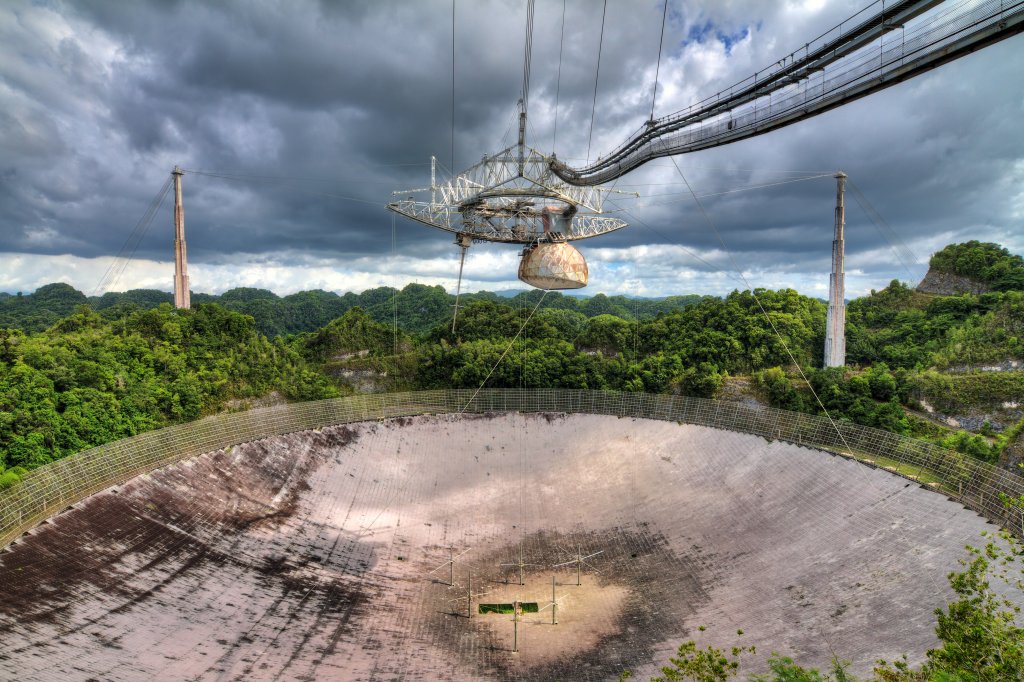 Дойде краят на телескопа АресибоИ една лоша новина от 2020 г. – телескопът Аресибо в Пуерто Рико се срина окончателно, без изгледи скоро да бъде възобновен. Някои го наричаха „Обсерватория за извънземни“, други – „Телескопът на Апокалипсиса“, което подсказва точно колко важен беше Аресибо. А феновете на космическите открития се простиха не само с едно мощно оръжие в изследването на Вселената, но и с една истинска забележителност.