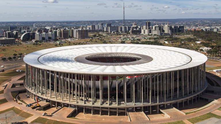 Ето го най-луксозното съоръжение на световното. 70-хилядният "Естадион Насионал" в столицата Бразилиа се издигна от нищото, но вместо 300 милиона долара, струва цели 900 милиона! Архитектурно чудо, но все пак и на солена цена...Тук ще има 7 мача - четири от групите(Камерун - Бразилия е най-любопитният), един осминафинал, един четвъртфинал и мача за 3-о място.