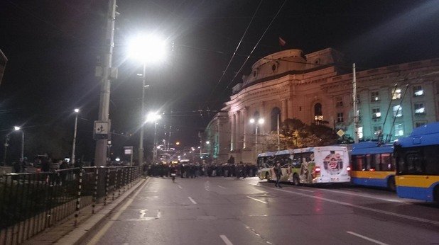 Полицаи блокираха София, спряха трафика по АМ "Тракия"