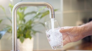 Нова кампания насърчава хората да пият повече чешмяна вода